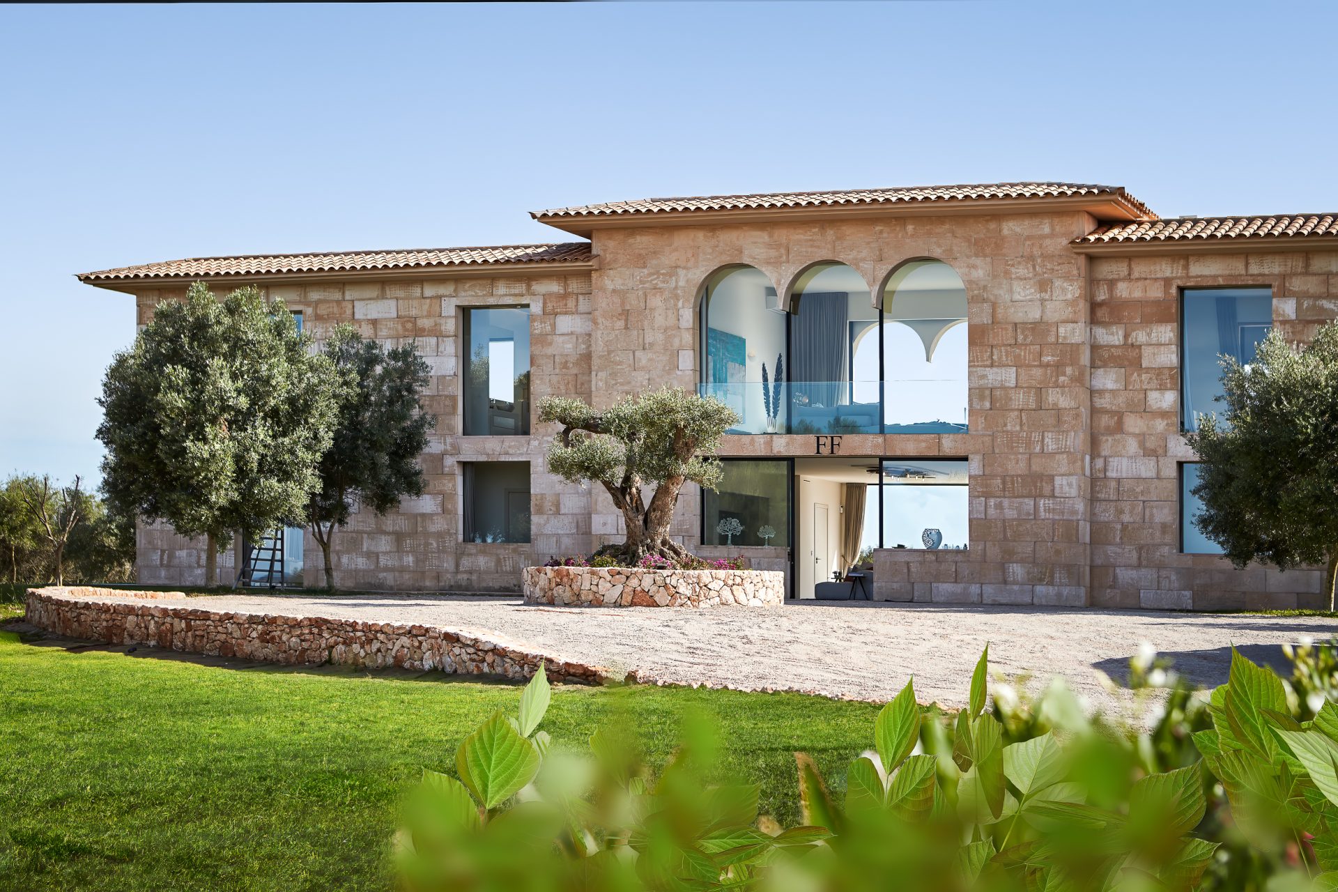 Stilvolles, helles Interieur mit Blick